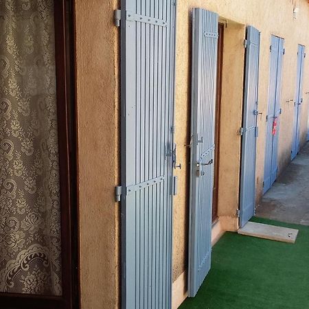 Hotel Restaurant Les 3 Chenes Frejus Bagian luar foto