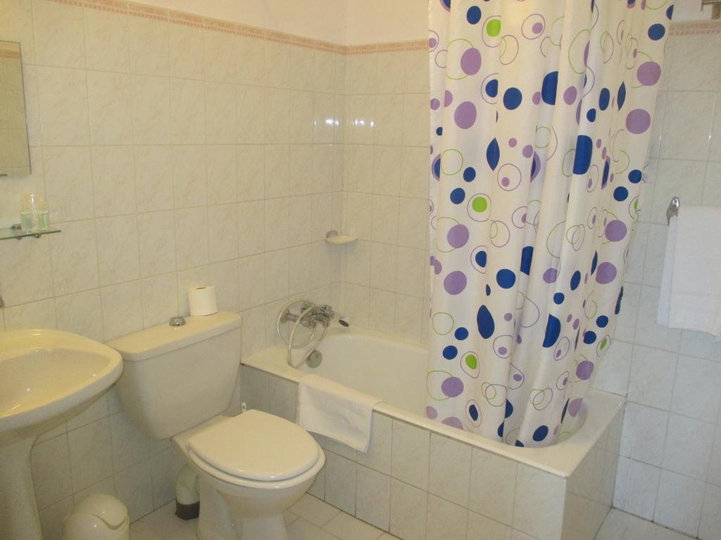 Hotel Restaurant Les 3 Chenes Frejus Bagian luar foto