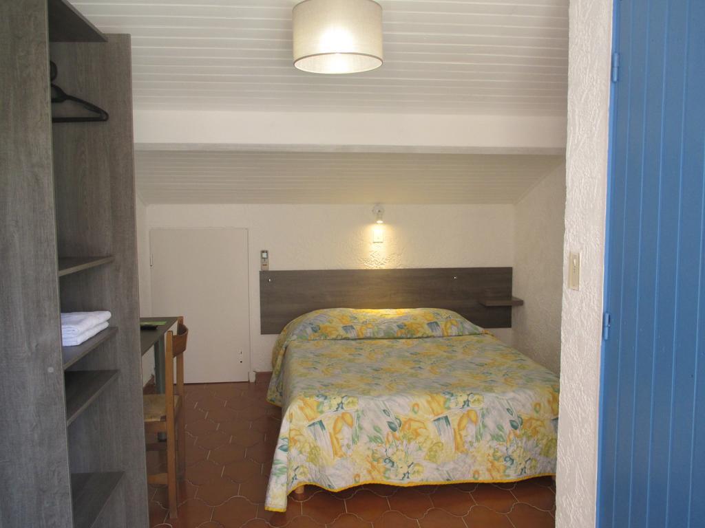 Hotel Restaurant Les 3 Chenes Frejus Bagian luar foto