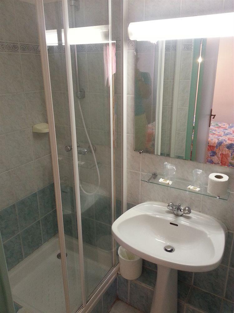 Hotel Restaurant Les 3 Chenes Frejus Bagian luar foto