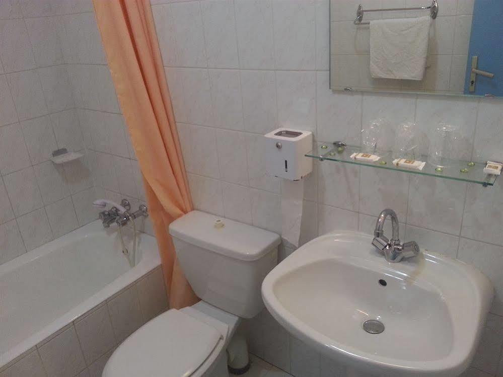 Hotel Restaurant Les 3 Chenes Frejus Bagian luar foto