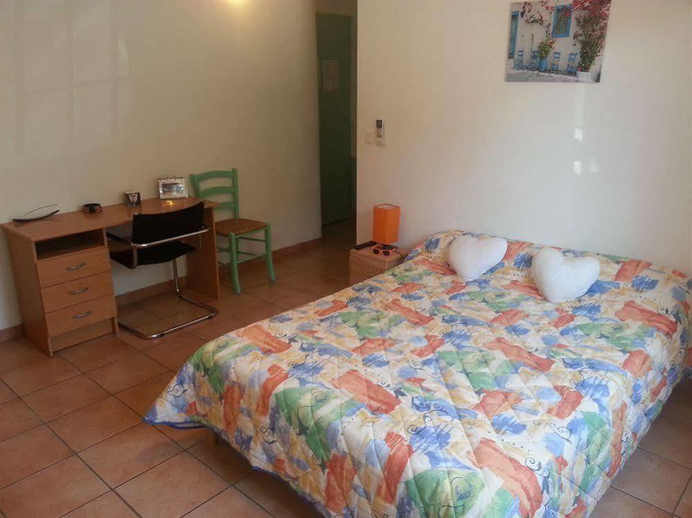 Hotel Restaurant Les 3 Chenes Frejus Bagian luar foto