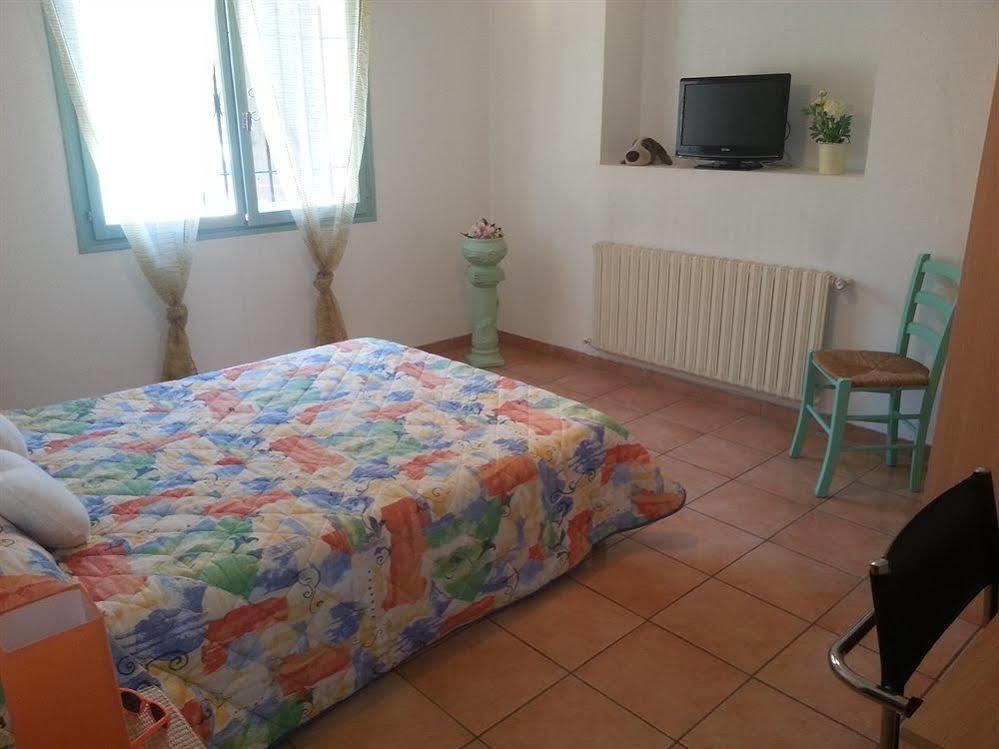 Hotel Restaurant Les 3 Chenes Frejus Bagian luar foto