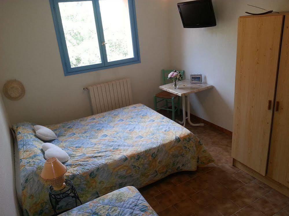 Hotel Restaurant Les 3 Chenes Frejus Bagian luar foto
