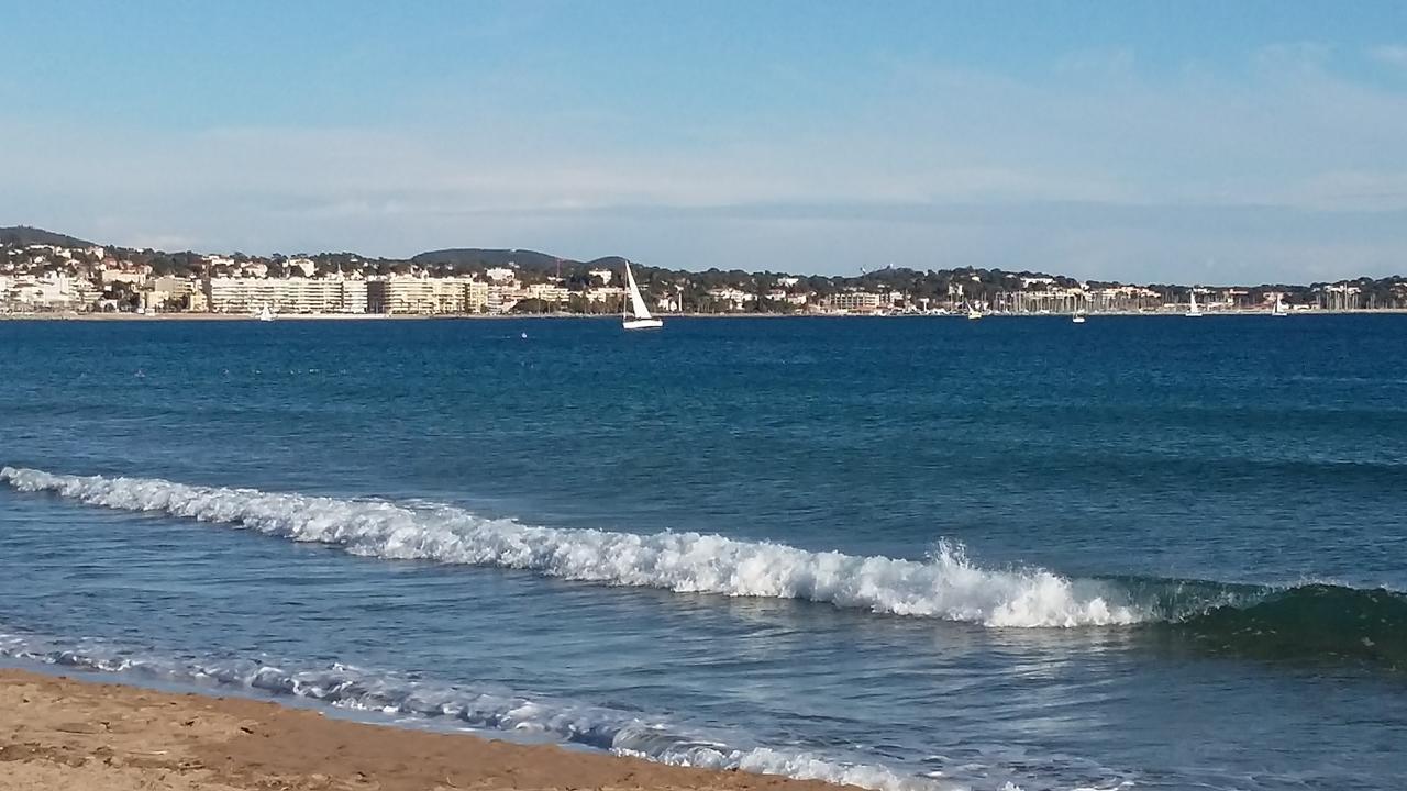 Hotel Restaurant Les 3 Chenes Frejus Bagian luar foto