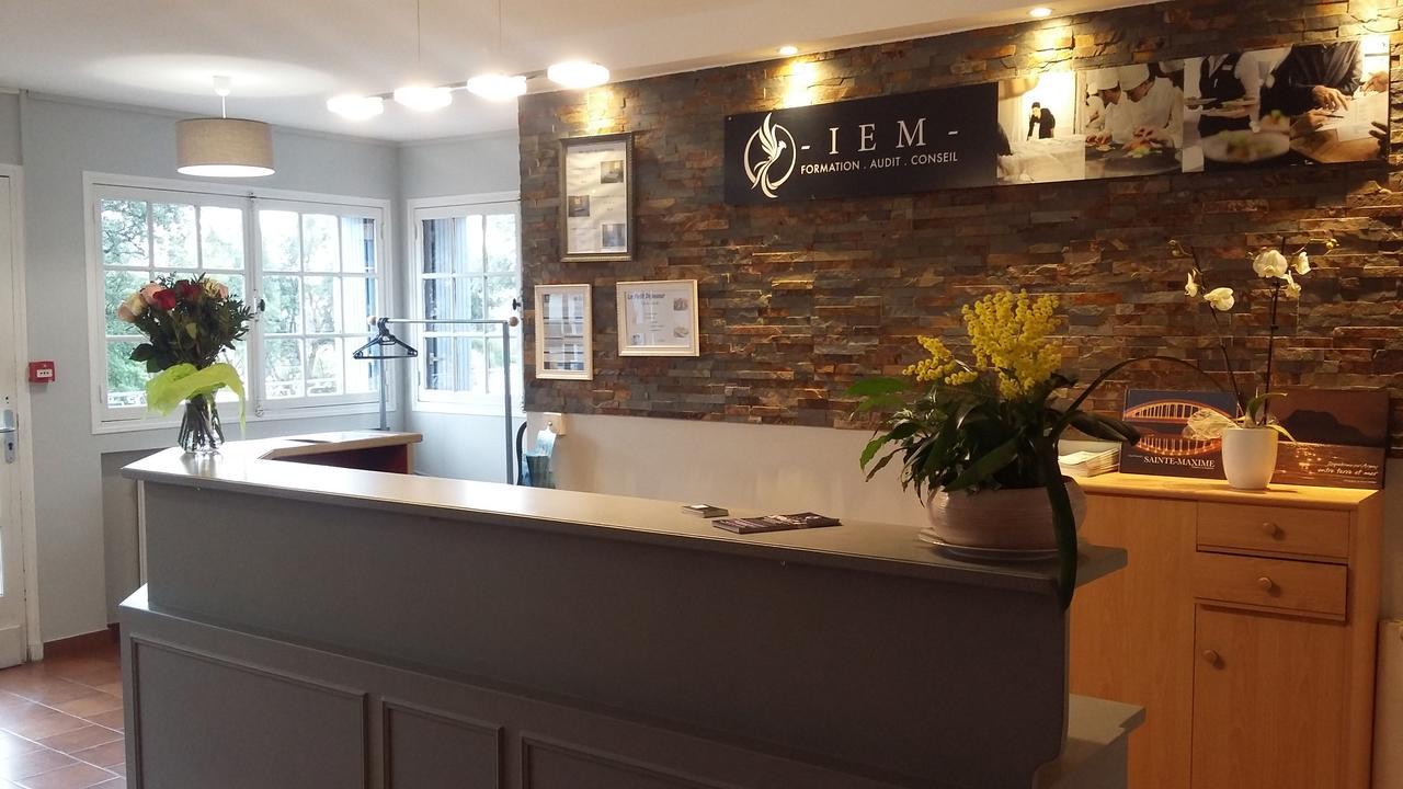 Hotel Restaurant Les 3 Chenes Frejus Bagian luar foto