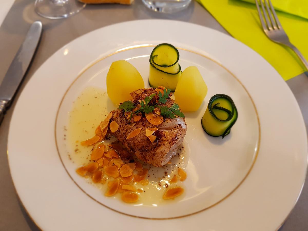 Hotel Restaurant Les 3 Chenes Frejus Bagian luar foto