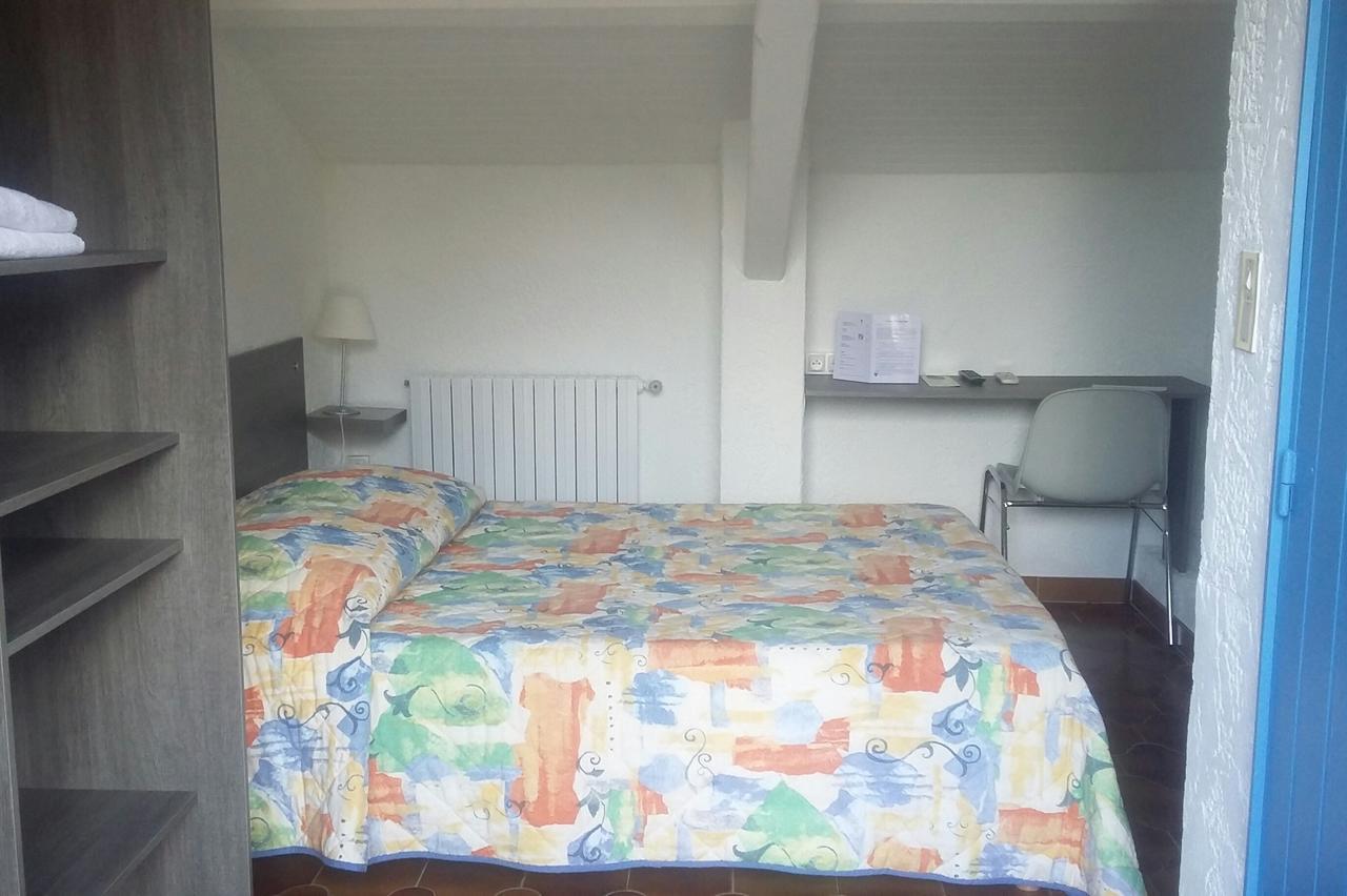 Hotel Restaurant Les 3 Chenes Frejus Bagian luar foto