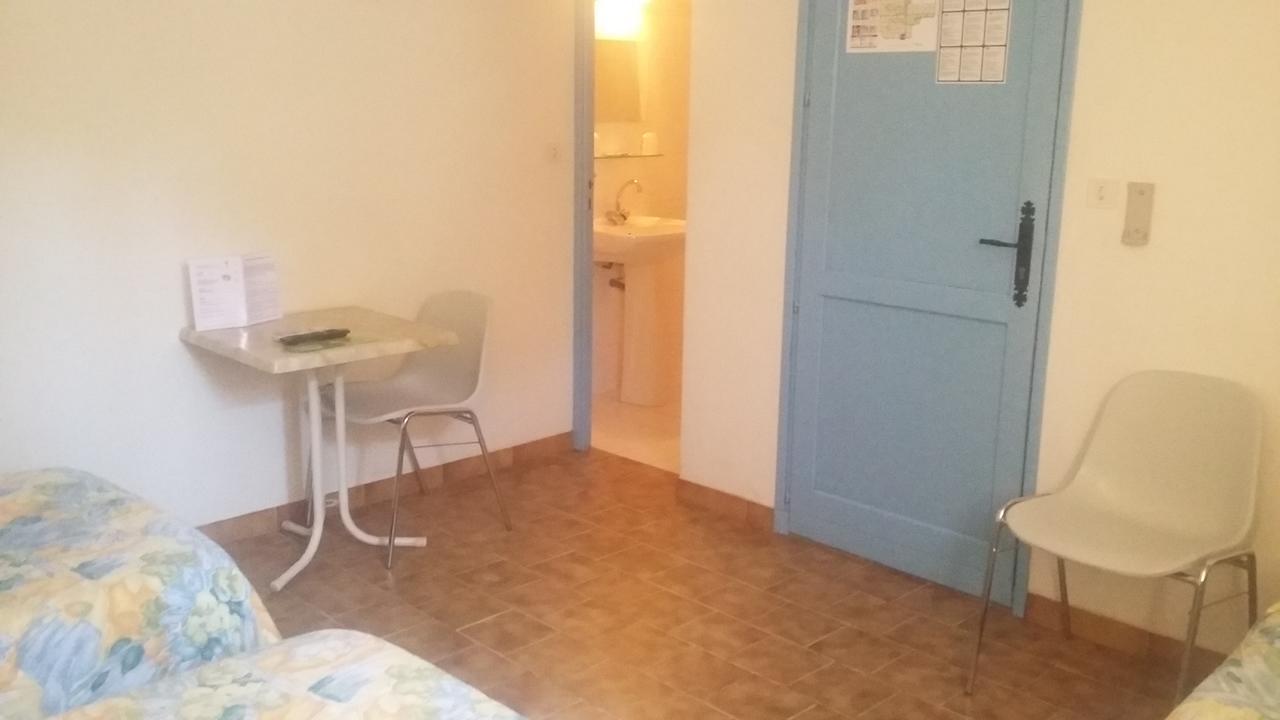 Hotel Restaurant Les 3 Chenes Frejus Bagian luar foto